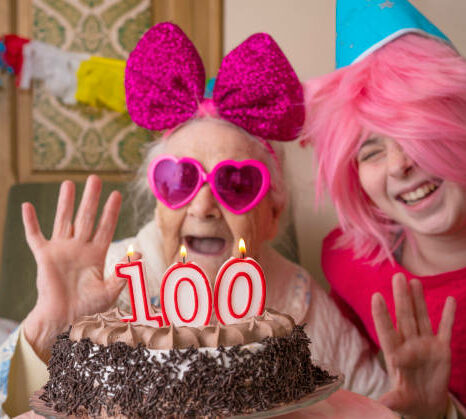 centieme-anniversaire Une sénior et son aide à domicile grâce à notre entreprise de services à la personne fêtant les 100 ans de la sénior dans une ambiance joyeuse et de loisir