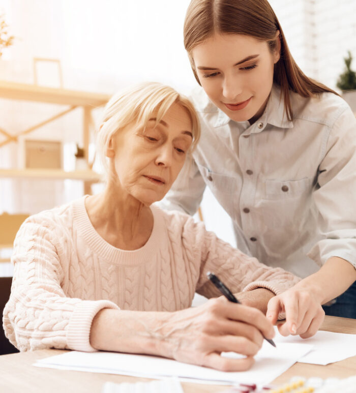 Une auxiliaire de vie accompagne une personne senior dans ses démarches administratives offrant un soutien personnalisé tout en favorisant la compagnie et le maintien d’une vie sociale active