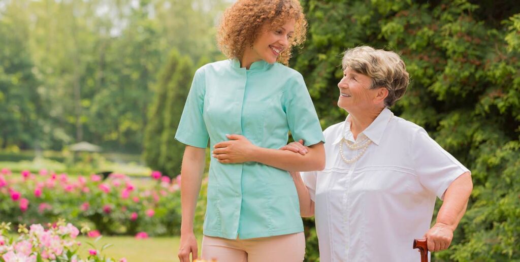 Aide à la personne. L'accompagnement aux rendez-vous médicaux permet les déplacements de la personne âgée à l’extérieur du domicile, que ce soit un déplacement en voiture ou à pied, accompagnée par son aide à domicile, limitant le risque de chutes.