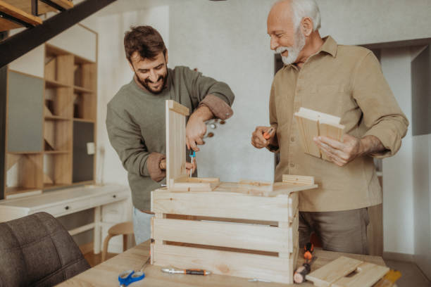 Un auxiliaire de vie qui vous accompagne dans le bricolage au quotidien